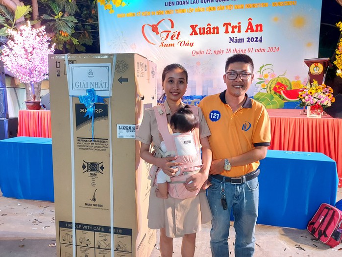 Công nhân ăn Tết lớn nhờ trúng "Giải đặc biệt"- Ảnh 2. Công nhân ăn Tết lớn nhờ trúng "Giải đặc biệt"- Ảnh 2.