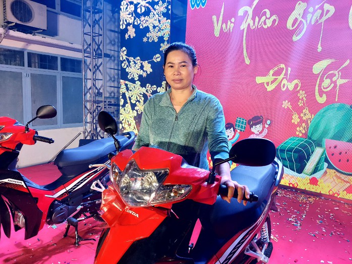Công nhân ăn Tết lớn nhờ trúng "Giải đặc biệt"- Ảnh 3. Công nhân ăn Tết lớn nhờ trúng "Giải đặc biệt"- Ảnh 3.