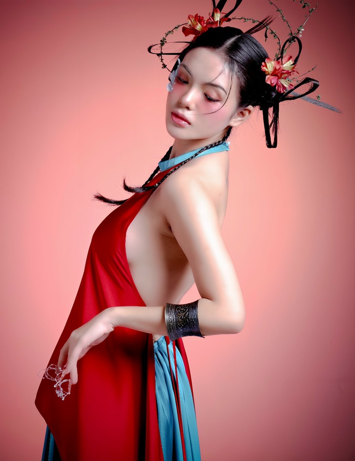 Nhật Hạ khoe lưng trần nõn nà, đón Xuân Giáp Thìn- Ảnh 4. Nhật Hạ khoe lưng trần nõn nà, đón Xuân Giáp Thìn- Ảnh 4.
