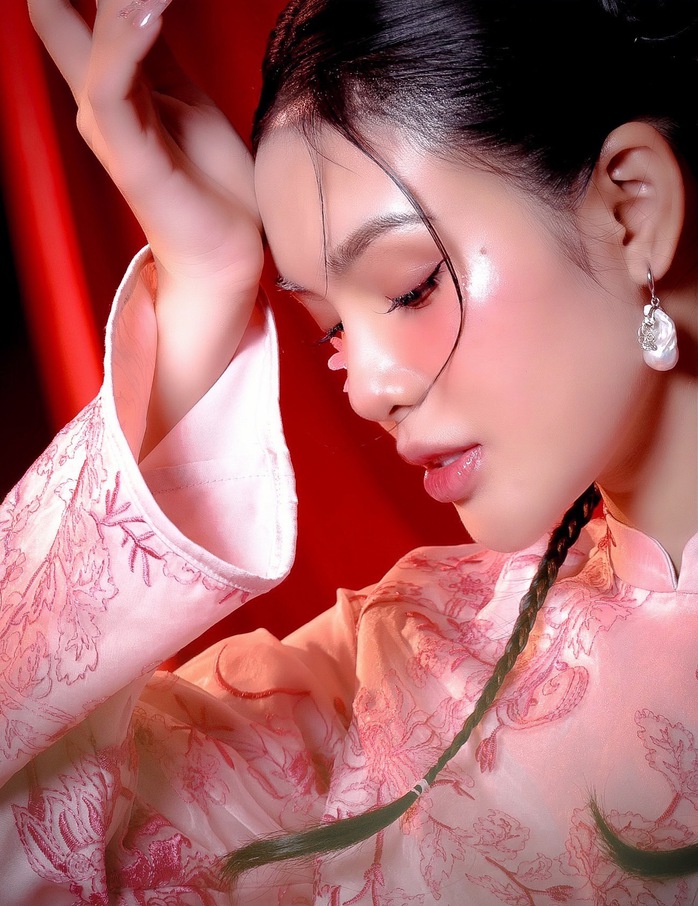 Nhật Hạ khoe lưng trần nõn nà, đón Xuân Giáp Thìn- Ảnh 6. Nhật Hạ khoe lưng trần nõn nà, đón Xuân Giáp Thìn- Ảnh 6.
