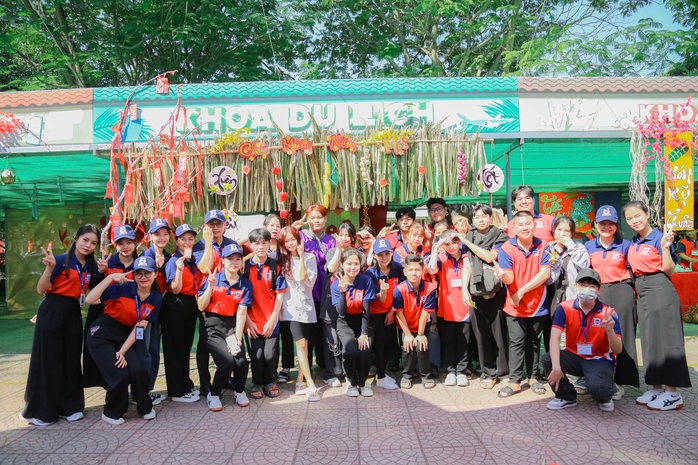 Ấm lòng bữa khuya cho người lao động do sinh viên góp tiền- Ảnh 9. Ấm lòng bữa khuya cho người lao động do sinh viên góp tiền- Ảnh 9.