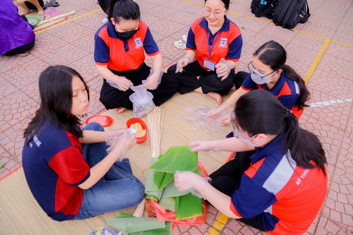Ấm lòng bữa khuya cho người lao động do sinh viên góp tiền- Ảnh 10. Ấm lòng bữa khuya cho người lao động do sinh viên góp tiền- Ảnh 10.