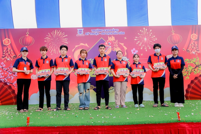 Ấm lòng bữa khuya cho người lao động do sinh viên góp tiền- Ảnh 11. Ấm lòng bữa khuya cho người lao động do sinh viên góp tiền- Ảnh 11.