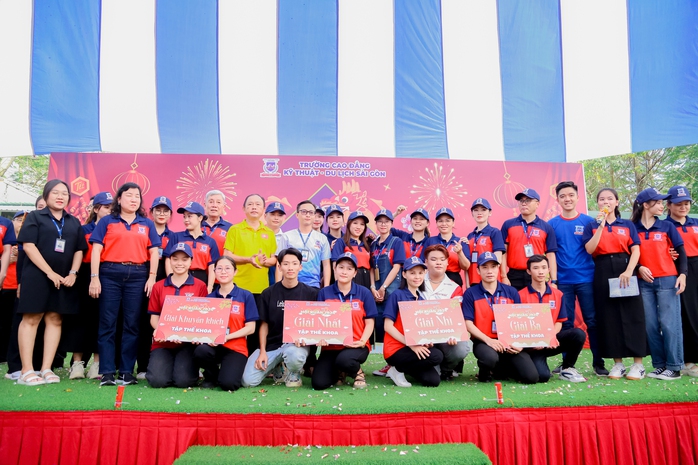 Ấm lòng bữa khuya cho người lao động do sinh viên góp tiền- Ảnh 12. Ấm lòng bữa khuya cho người lao động do sinh viên góp tiền- Ảnh 12.