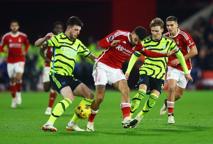 Hiệp 2 bùng nổ, Nottingham Forest suýt lật đổ Arsenal- Ảnh 2. Hiệp 2 bùng nổ, Nottingham Forest suýt lật đổ Arsenal- Ảnh 2.