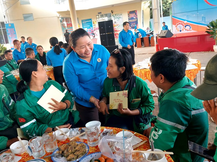 Hàng trăm tài xế xe ôm công nghệ vui Xuân - Ảnh 3. Hàng trăm tài xế xe ôm công nghệ vui Xuân - Ảnh 3.