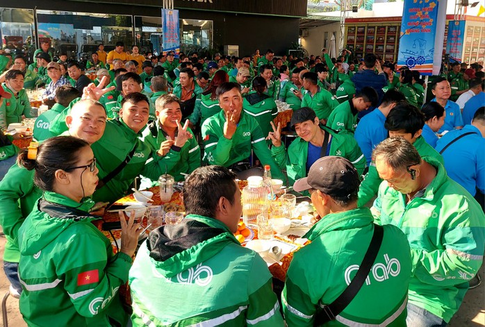 Hàng trăm tài xế xe ôm công nghệ vui Xuân - Ảnh 1. Hàng trăm tài xế xe ôm công nghệ vui Xuân - Ảnh 1.