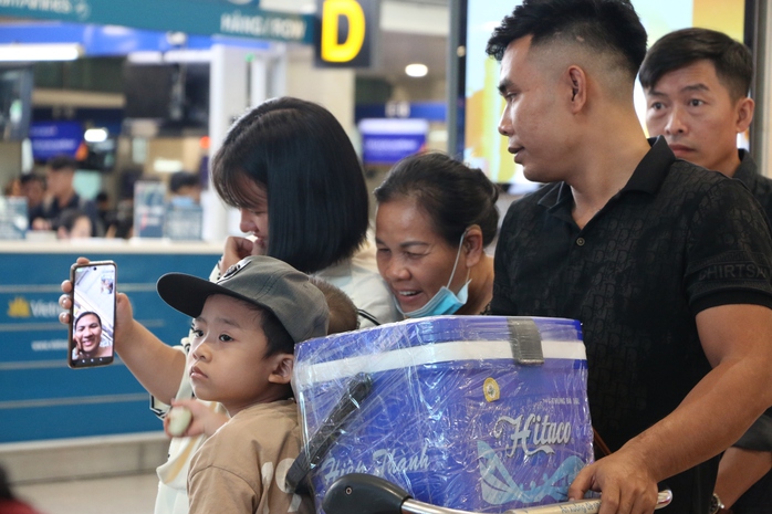 Nữ công nhân mừng rơi nước mắt khi được tặng vé máy bay- Ảnh 1. Nữ công nhân mừng rơi nước mắt khi được tặng vé máy bay- Ảnh 1.