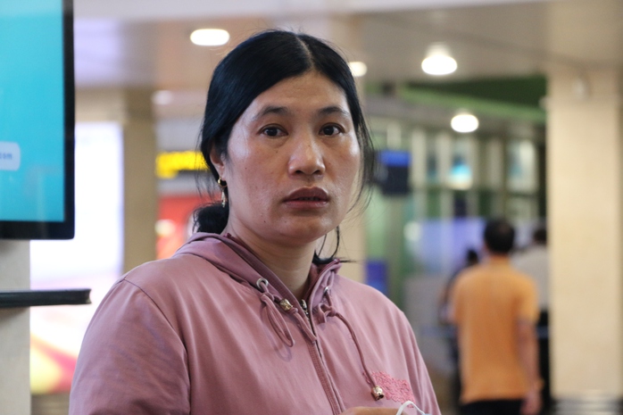 Nữ công nhân mừng rơi nước mắt khi được tặng vé máy bay- Ảnh 4. Nữ công nhân mừng rơi nước mắt khi được tặng vé máy bay- Ảnh 4.
