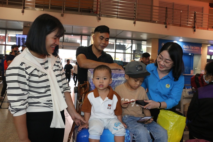 Nữ công nhân mừng rơi nước mắt khi được tặng vé máy bay- Ảnh 2. Nữ công nhân mừng rơi nước mắt khi được tặng vé máy bay- Ảnh 2.