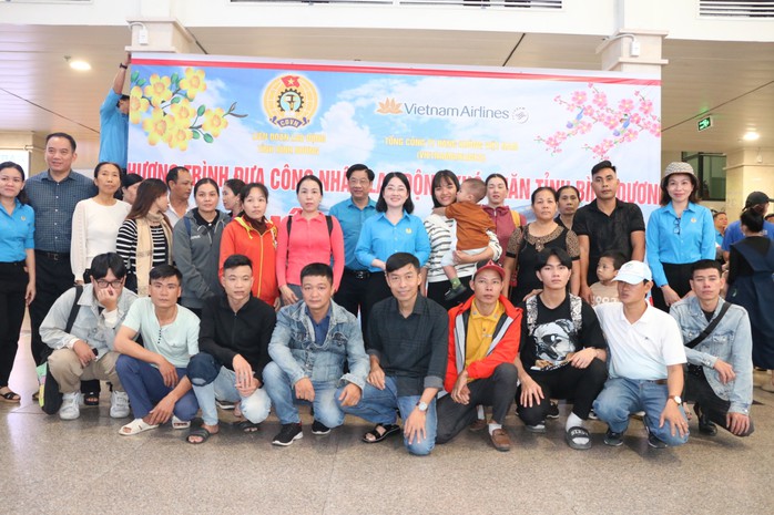 Nữ công nhân mừng rơi nước mắt khi được tặng vé máy bay- Ảnh 3. Nữ công nhân mừng rơi nước mắt khi được tặng vé máy bay- Ảnh 3.