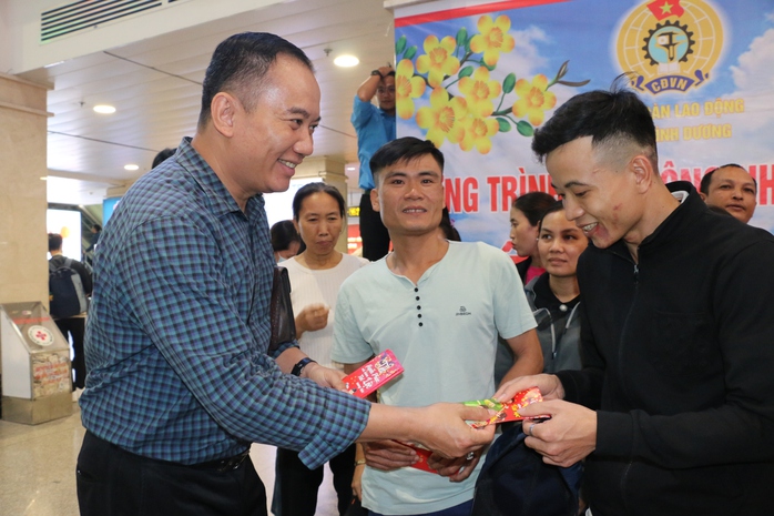 Nữ công nhân mừng rơi nước mắt khi được tặng vé máy bay- Ảnh 6. Nữ công nhân mừng rơi nước mắt khi được tặng vé máy bay- Ảnh 6.