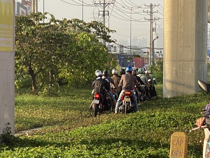 TP HCM: Đang ùn ứ nghiêm trọng ở cửa ngõ phía Đông- Ảnh 2. TP HCM: Đang ùn ứ nghiêm trọng ở cửa ngõ phía Đông- Ảnh 2.