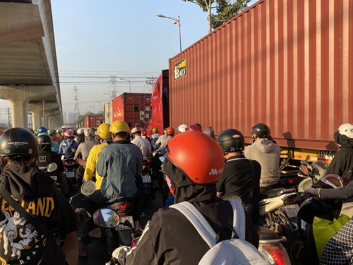 TP HCM: Đang ùn ứ nghiêm trọng ở cửa ngõ phía Đông- Ảnh 4. TP HCM: Đang ùn ứ nghiêm trọng ở cửa ngõ phía Đông- Ảnh 4.