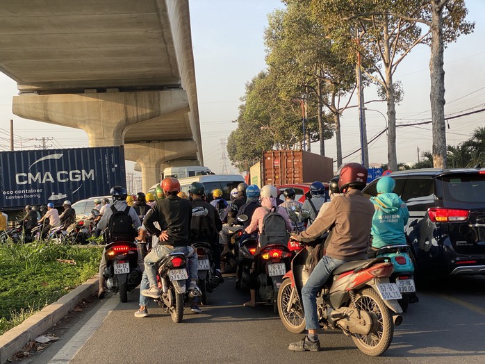 TP HCM: Đang ùn ứ nghiêm trọng ở cửa ngõ phía Đông- Ảnh 5. TP HCM: Đang ùn ứ nghiêm trọng ở cửa ngõ phía Đông- Ảnh 5.