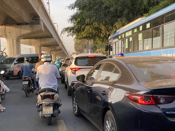 TP HCM: Đang ùn ứ nghiêm trọng ở cửa ngõ phía Đông- Ảnh 6. TP HCM: Đang ùn ứ nghiêm trọng ở cửa ngõ phía Đông- Ảnh 6.