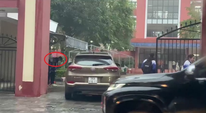 Thực hư việc học sinh đứng cổng trường cúi chào giáo viên trong mưa, rét ở Thanh Hóa- Ảnh 1. Thực hư việc học sinh đứng cổng trường cúi chào giáo viên trong mưa, rét ở Thanh Hóa- Ảnh 1.