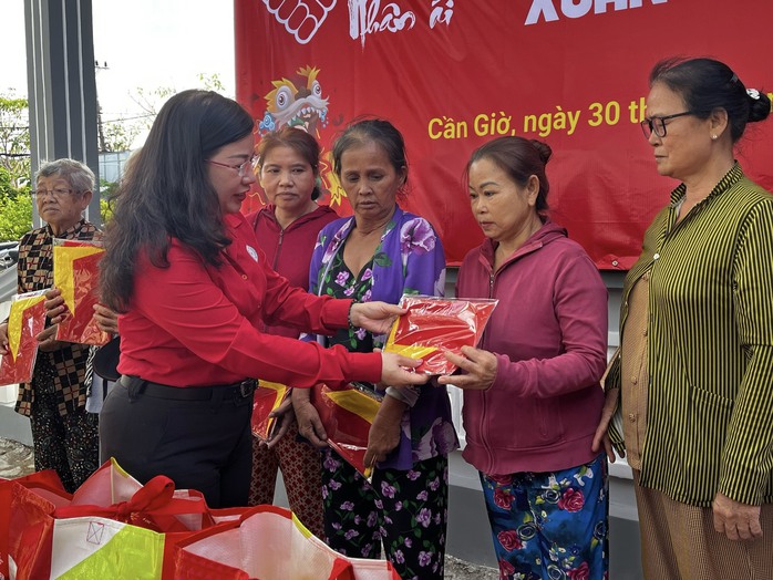 Thêm 1.000 lá cờ Tổ quốc đến với huyện Cần Giờ- Ảnh 2. Thêm 1.000 lá cờ Tổ quốc đến với huyện Cần Giờ- Ảnh 2.