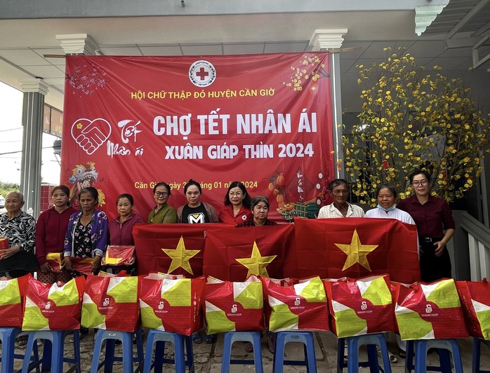Thêm 1.000 lá cờ Tổ quốc đến với huyện Cần Giờ- Ảnh 3. Thêm 1.000 lá cờ Tổ quốc đến với huyện Cần Giờ- Ảnh 3.