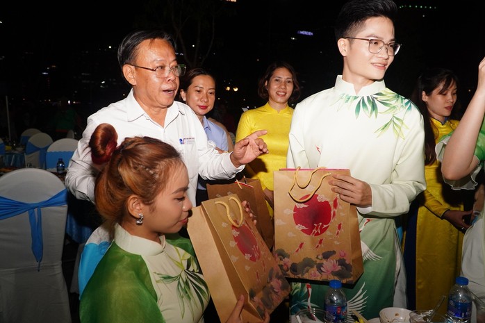NSND Kim Xuân, NSƯT Hạnh Thúy, Hồ Ngọc Hà… tụ hội!- Ảnh 12. NSND Kim Xuân, NSƯT Hạnh Thúy, Hồ Ngọc Hà… tụ hội!- Ảnh 12.