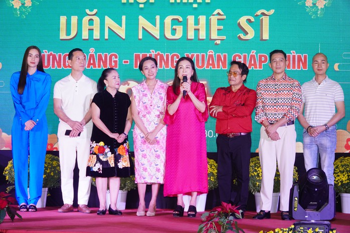 NSND Kim Xuân, NSƯT Hạnh Thúy, Hồ Ngọc Hà… tụ hội!- Ảnh 9. NSND Kim Xuân, NSƯT Hạnh Thúy, Hồ Ngọc Hà… tụ hội!- Ảnh 9.