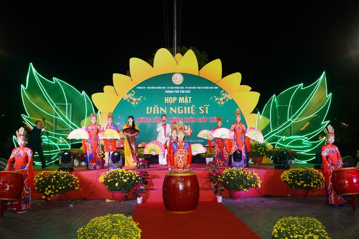 NSND Kim Xuân, NSƯT Hạnh Thúy, Hồ Ngọc Hà… tụ hội!- Ảnh 10. NSND Kim Xuân, NSƯT Hạnh Thúy, Hồ Ngọc Hà… tụ hội!- Ảnh 10.