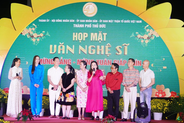 NSND Kim Xuân, NSƯT Hạnh Thúy, Hồ Ngọc Hà… tụ hội!- Ảnh 8. NSND Kim Xuân, NSƯT Hạnh Thúy, Hồ Ngọc Hà… tụ hội!- Ảnh 8.
