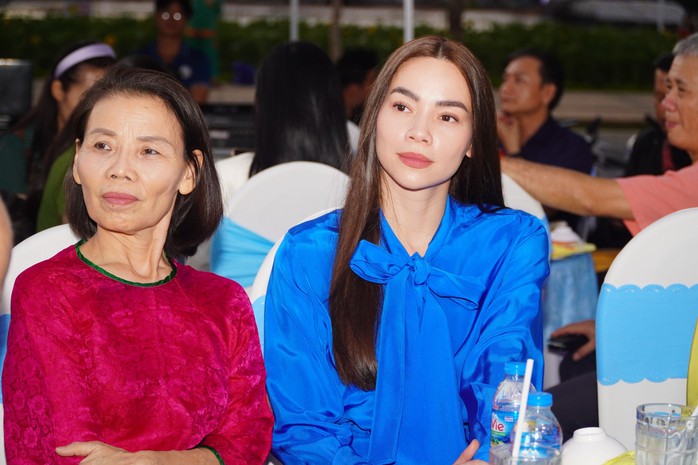 NSND Kim Xuân, NSƯT Hạnh Thúy, Hồ Ngọc Hà… tụ hội!- Ảnh 4. NSND Kim Xuân, NSƯT Hạnh Thúy, Hồ Ngọc Hà… tụ hội!- Ảnh 4.