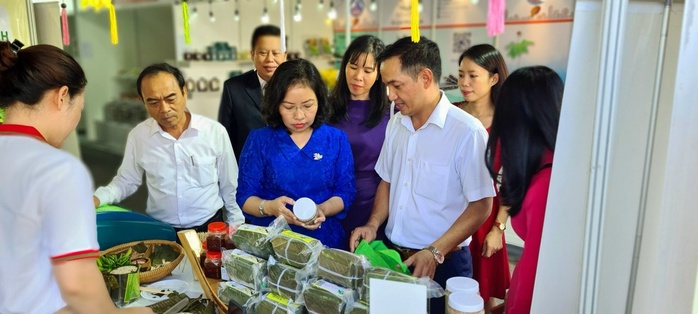 "Chốt đơn" cả tấn chả bò, lạp xưởng Tết... nhưng không tăng giá- Ảnh 1. "Chốt đơn" cả tấn chả bò, lạp xưởng Tết... nhưng không tăng giá- Ảnh 1.