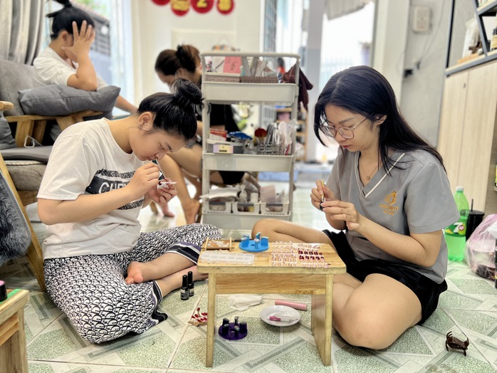 Làm đến nửa đêm nhưng nhân viên dịch vụ làm đẹp vẫn rạng rỡ vì thu nhập tăng- Ảnh 5. Làm đến nửa đêm nhưng nhân viên dịch vụ làm đẹp vẫn rạng rỡ vì thu nhập tăng- Ảnh 5.