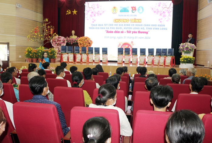 Trường ĐH Cửu Long trao 120 phần quà Tết cho người nghèo- Ảnh 1. Trường ĐH Cửu Long trao 120 phần quà Tết cho người nghèo- Ảnh 1.