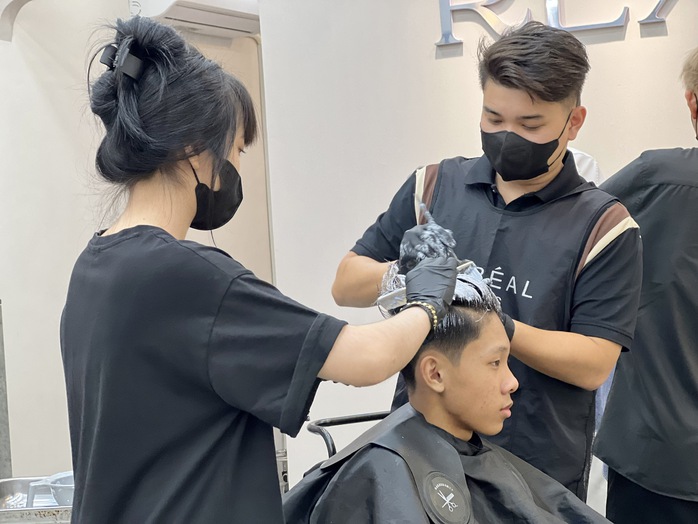 Làm đến nửa đêm nhưng nhân viên dịch vụ làm đẹp vẫn rạng rỡ vì thu nhập tăng- Ảnh 3. Làm đến nửa đêm nhưng nhân viên dịch vụ làm đẹp vẫn rạng rỡ vì thu nhập tăng- Ảnh 3.