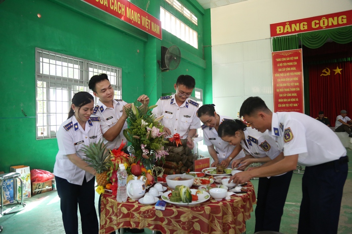 Cảnh sát biển trao cờ Tổ quốc và quà Tết trên đảo tiền tiêu- Ảnh 2. Cảnh sát biển trao cờ Tổ quốc và quà Tết trên đảo tiền tiêu- Ảnh 2.