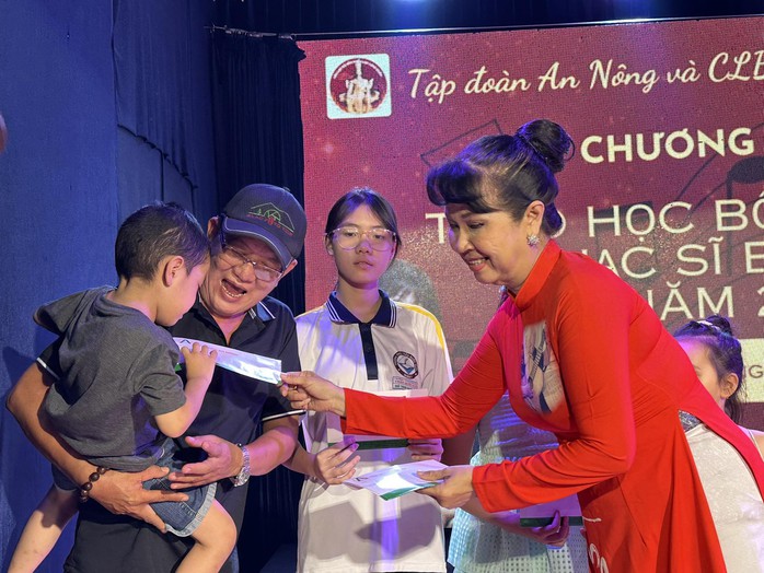 Ca sĩ Bích Thủy, Hạ Châu trao quà Tết, học bổng cho con em công nhân sân khấu- Ảnh 3. Ca sĩ Bích Thủy, Hạ Châu trao quà Tết, học bổng cho con em công nhân sân khấu- Ảnh 3.