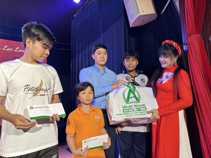 Ca sĩ Bích Thủy, Hạ Châu trao quà Tết, học bổng cho con em công nhân sân khấu- Ảnh 1. Ca sĩ Bích Thủy, Hạ Châu trao quà Tết, học bổng cho con em công nhân sân khấu- Ảnh 1.