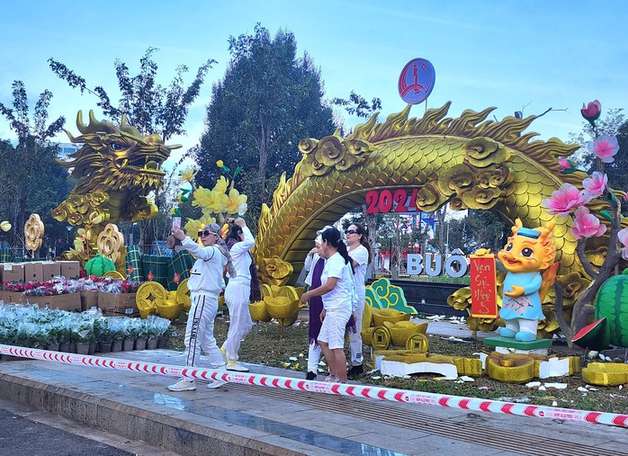 Linh vật rồng "quay đầu" ở Đắk Lắk nhận nhiều ý kiến trái chiều- Ảnh 3. Linh vật rồng "quay đầu" ở Đắk Lắk nhận nhiều ý kiến trái chiều- Ảnh 3.