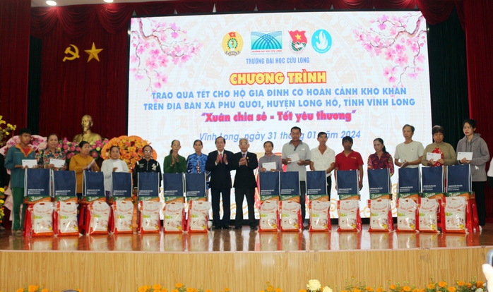 Trường ĐH Cửu Long trao 120 phần quà Tết cho người nghèo- Ảnh 4. Trường ĐH Cửu Long trao 120 phần quà Tết cho người nghèo- Ảnh 4.