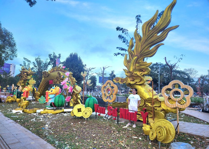 Linh vật rồng "quay đầu" ở Đắk Lắk nhận nhiều ý kiến trái chiều- Ảnh 1. Linh vật rồng "quay đầu" ở Đắk Lắk nhận nhiều ý kiến trái chiều- Ảnh 1.