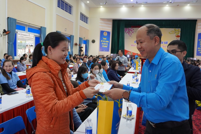 Đà Nẵng: Động viên cán bộ Công đoàn, đoàn viên hoàn cảnh khó khăn- Ảnh 4. Đà Nẵng: Động viên cán bộ Công đoàn, đoàn viên hoàn cảnh khó khăn- Ảnh 4.
