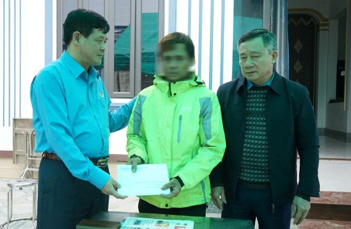 Công đoàn Thanh Hóa thăm hỏi thân nhân vụ cháy nhà khiến 3 mẹ con tử vong- Ảnh 1. Công đoàn Thanh Hóa thăm hỏi thân nhân vụ cháy nhà khiến 3 mẹ con tử vong- Ảnh 1.