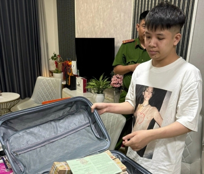 "Tú ông" điều hành đường dây diễn viên, ca sĩ bán dâm hoảng loạn, cắn cảnh sát khi bị bắt- Ảnh 1. "Tú ông" điều hành đường dây diễn viên, ca sĩ bán dâm hoảng loạn, cắn cảnh sát khi bị bắt- Ảnh 1.