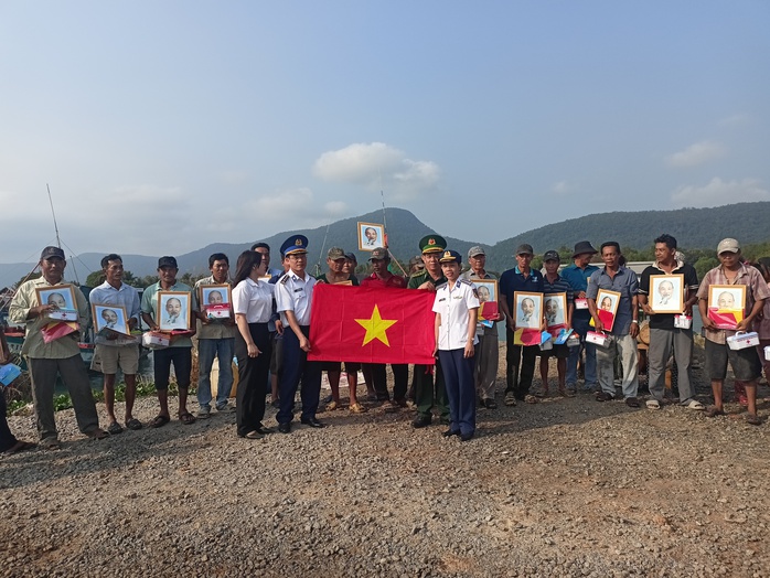 Cảnh sát biển trao cờ Tổ quốc và quà Tết trên đảo tiền tiêu- Ảnh 1. Cảnh sát biển trao cờ Tổ quốc và quà Tết trên đảo tiền tiêu- Ảnh 1.