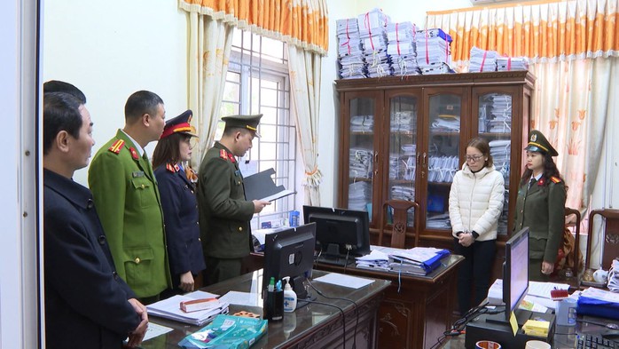 Vì sao 23 người ở Thanh Hóa bị khởi tố về tội "đưa, nhận hối lộ"?- Ảnh 2. Vì sao 23 người ở Thanh Hóa bị khởi tố về tội "đưa, nhận hối lộ"?- Ảnh 2.