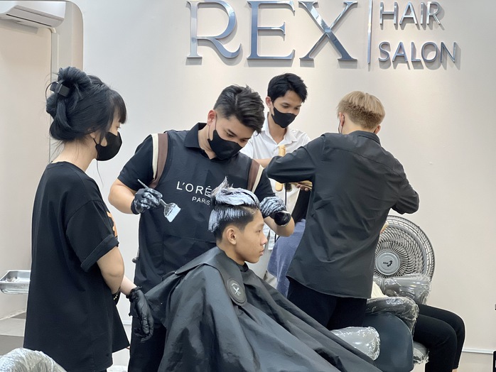 Làm đến nửa đêm nhưng nhân viên dịch vụ làm đẹp vẫn rạng rỡ vì thu nhập tăng- Ảnh 1. Làm đến nửa đêm nhưng nhân viên dịch vụ làm đẹp vẫn rạng rỡ vì thu nhập tăng- Ảnh 1.