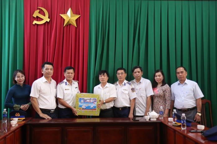 Cảnh sát biển trao cờ Tổ quốc và quà Tết trên đảo tiền tiêu- Ảnh 5. Cảnh sát biển trao cờ Tổ quốc và quà Tết trên đảo tiền tiêu- Ảnh 5.