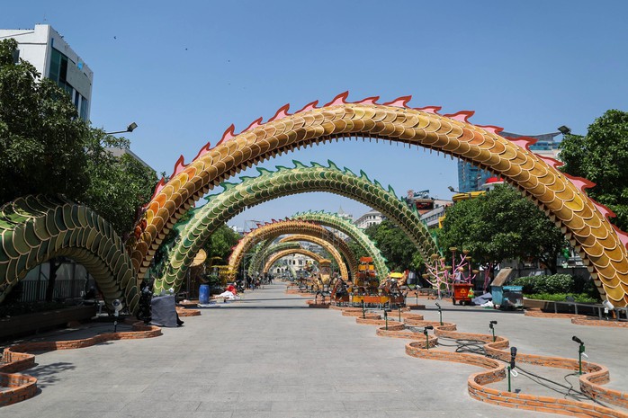 Linh vật rồng dài 100 m trên đường hoa Nguyễn Huệ dần hiện hình- Ảnh 5. Linh vật rồng dài 100 m trên đường hoa Nguyễn Huệ dần hiện hình- Ảnh 5.