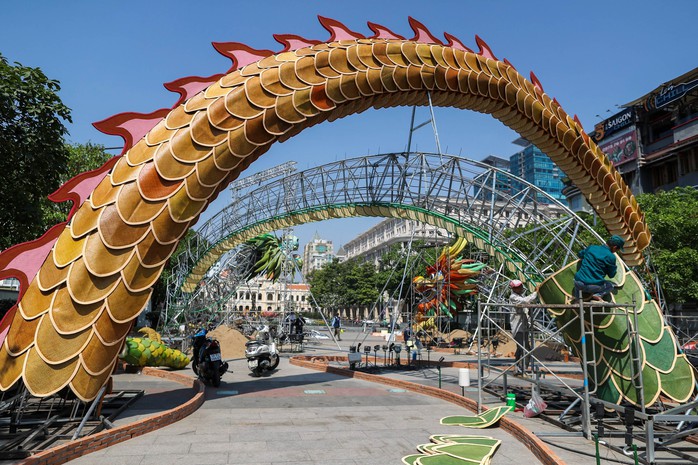Linh vật rồng dài 100 m trên đường hoa Nguyễn Huệ dần hiện hình- Ảnh 9. Linh vật rồng dài 100 m trên đường hoa Nguyễn Huệ dần hiện hình- Ảnh 9.