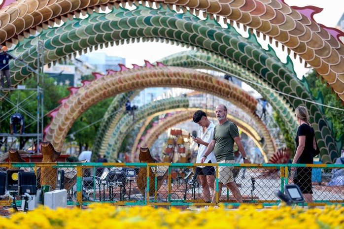 Linh vật rồng dài 100 m trên đường hoa Nguyễn Huệ dần hiện hình- Ảnh 16. Linh vật rồng dài 100 m trên đường hoa Nguyễn Huệ dần hiện hình- Ảnh 16.