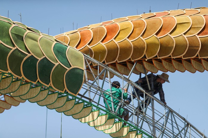 Linh vật rồng dài 100 m trên đường hoa Nguyễn Huệ dần hiện hình- Ảnh 8. Linh vật rồng dài 100 m trên đường hoa Nguyễn Huệ dần hiện hình- Ảnh 8.