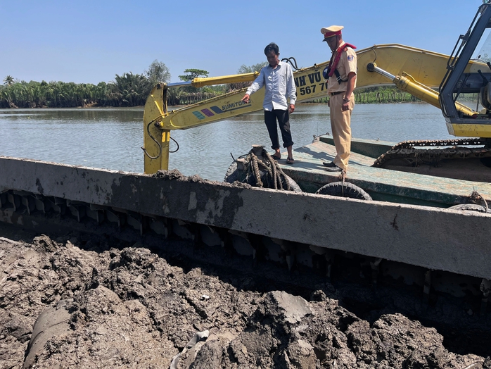TP HCM: Xử lý 2 người trộm bùn dưới sông Tắc- Ảnh 2. TP HCM: Xử lý 2 người trộm bùn dưới sông Tắc- Ảnh 2.